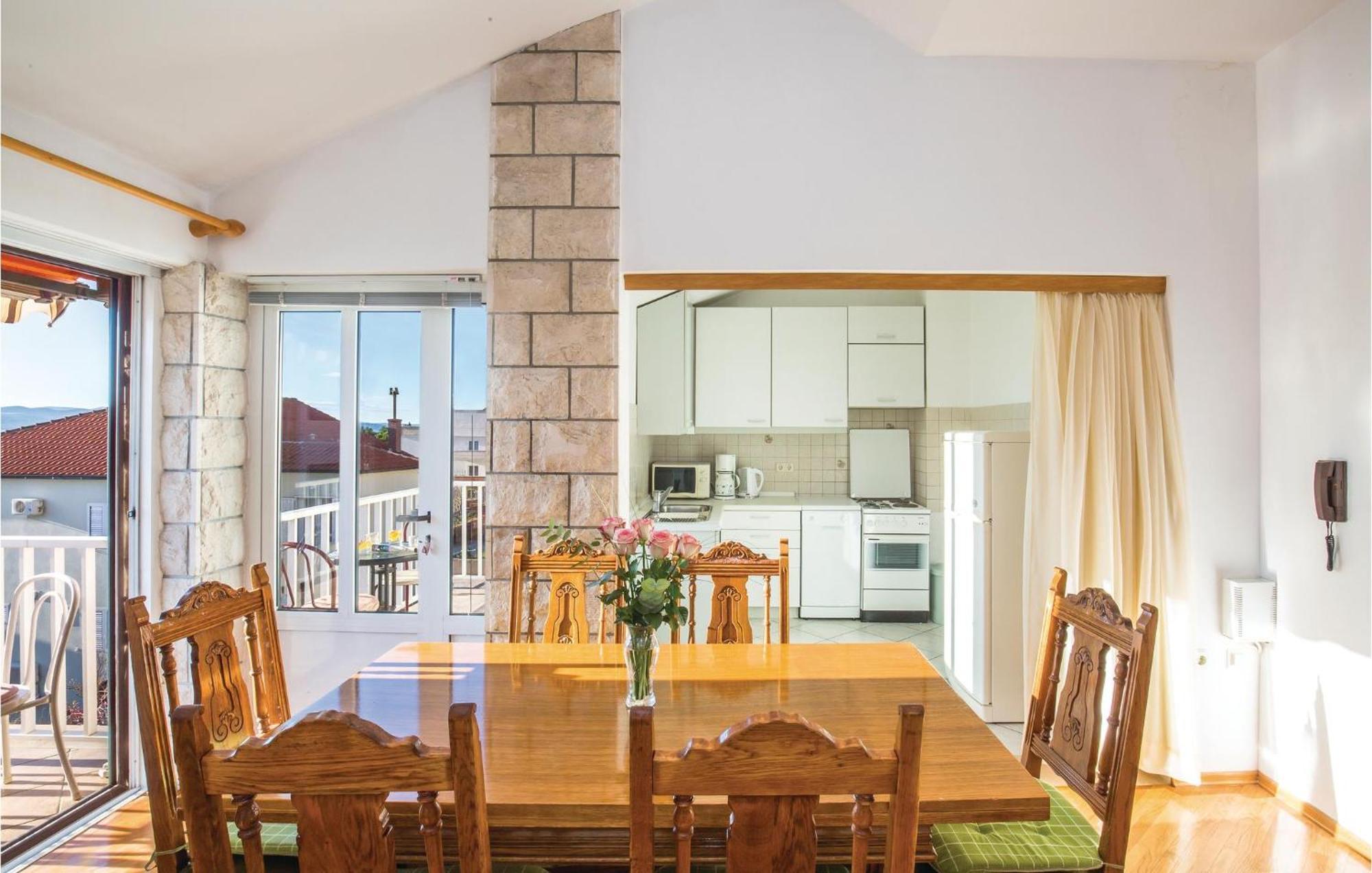 3 Bedroom Amazing Apartment In Makarska Exterior foto