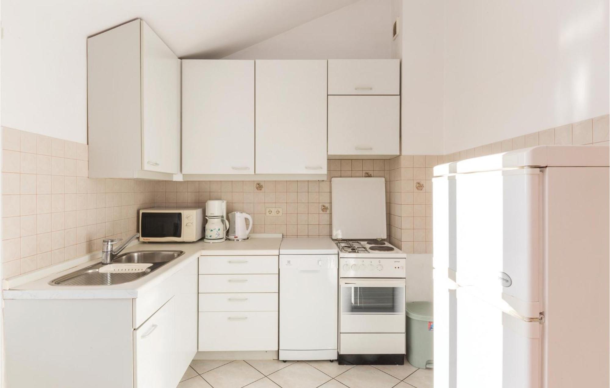 3 Bedroom Amazing Apartment In Makarska Exterior foto