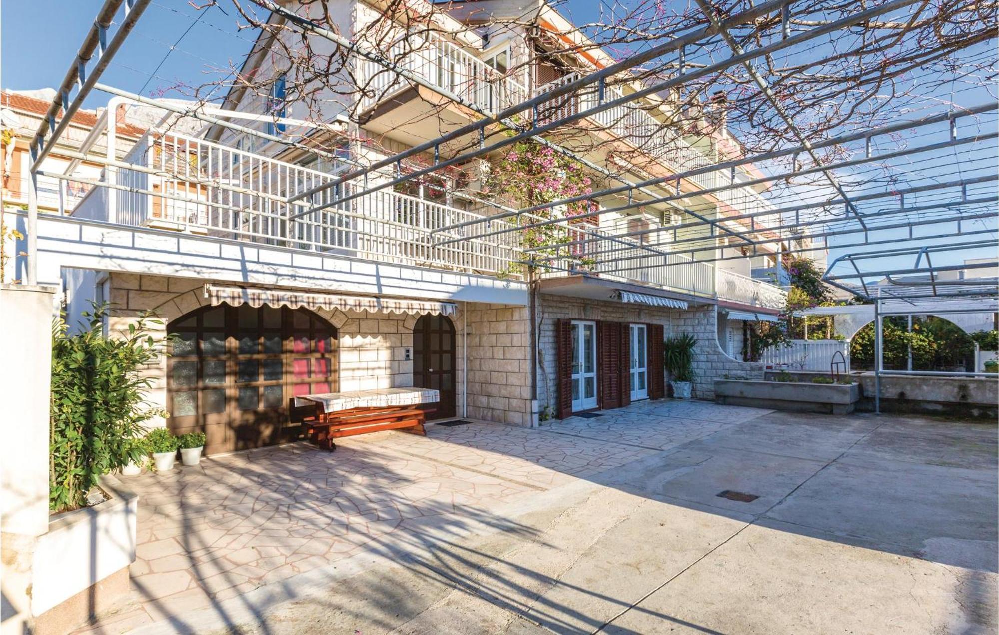 3 Bedroom Amazing Apartment In Makarska Exterior foto
