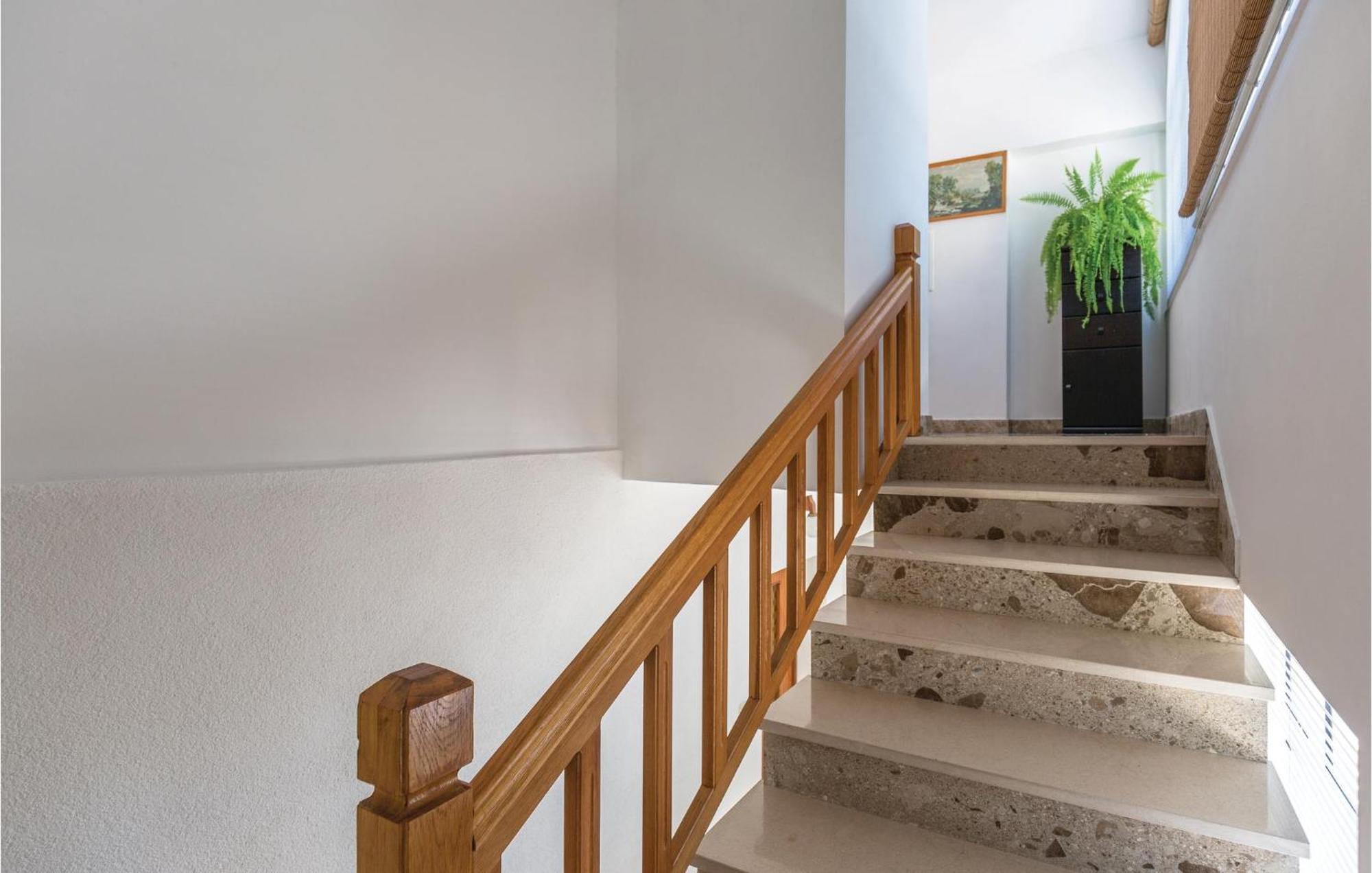 3 Bedroom Amazing Apartment In Makarska Exterior foto