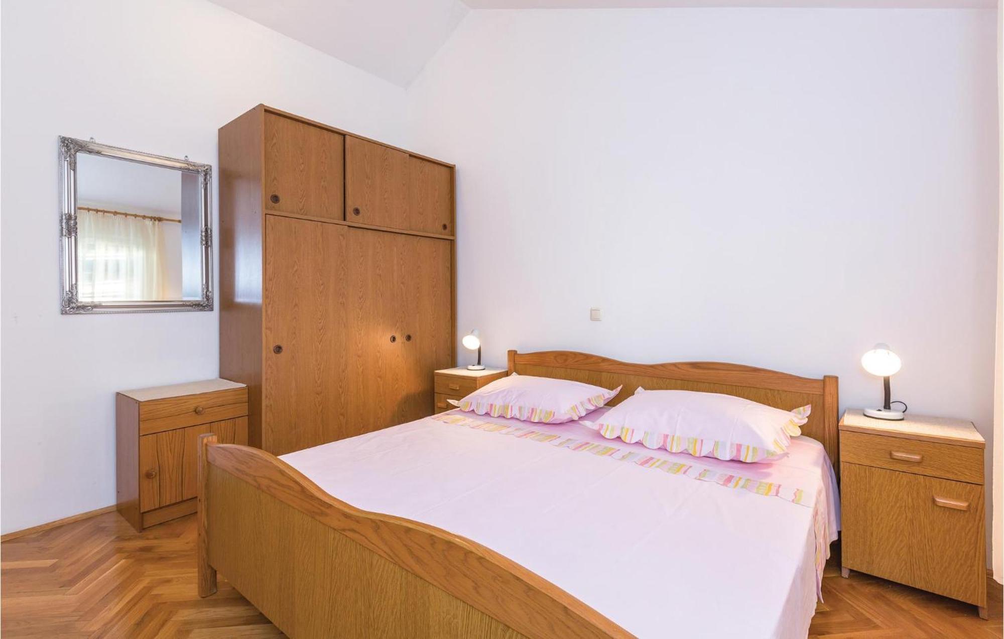 3 Bedroom Amazing Apartment In Makarska Exterior foto